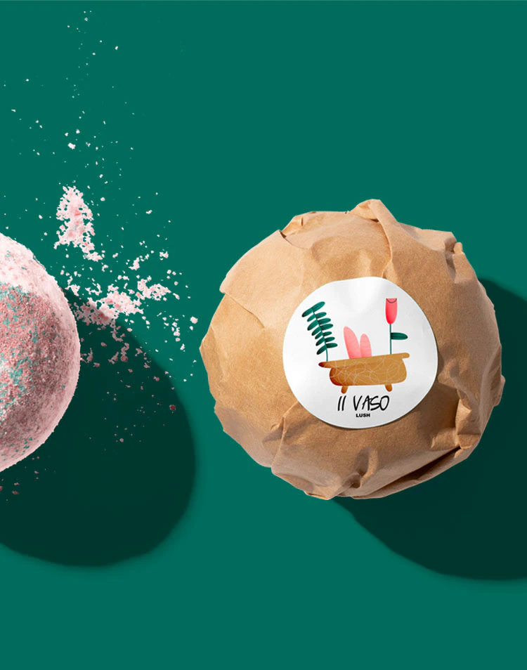 A bath bomb in kraft paper with the «Il vaso» sticker, on green.