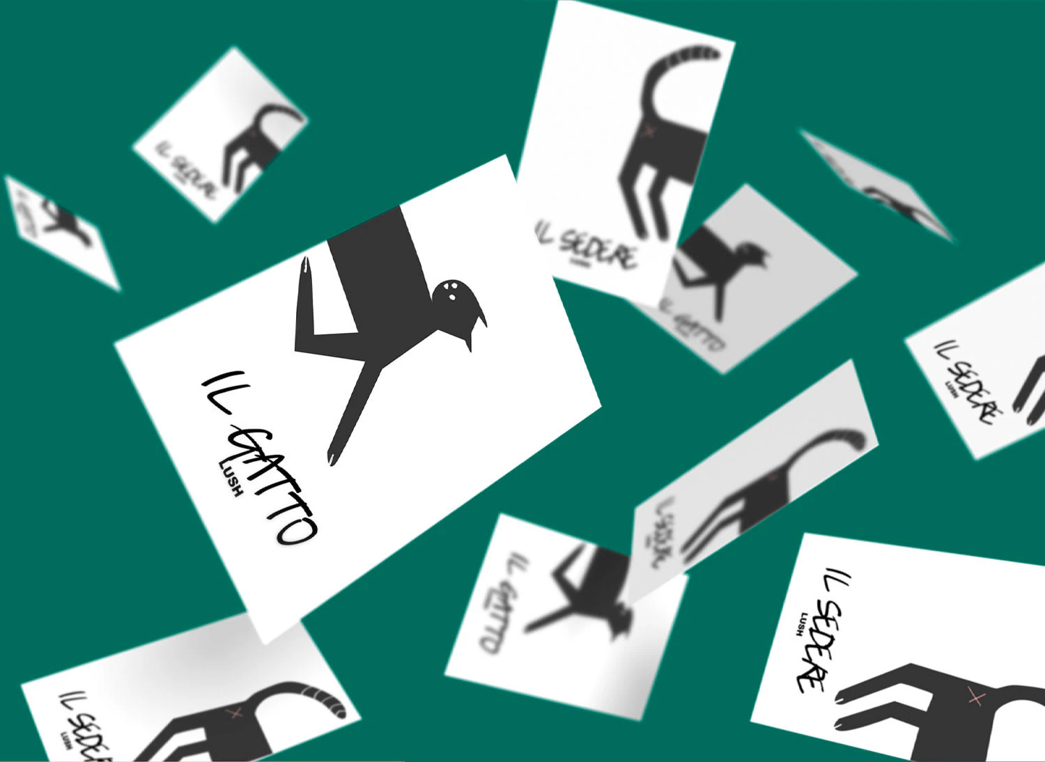 «Il gatto» cards scattered on green.