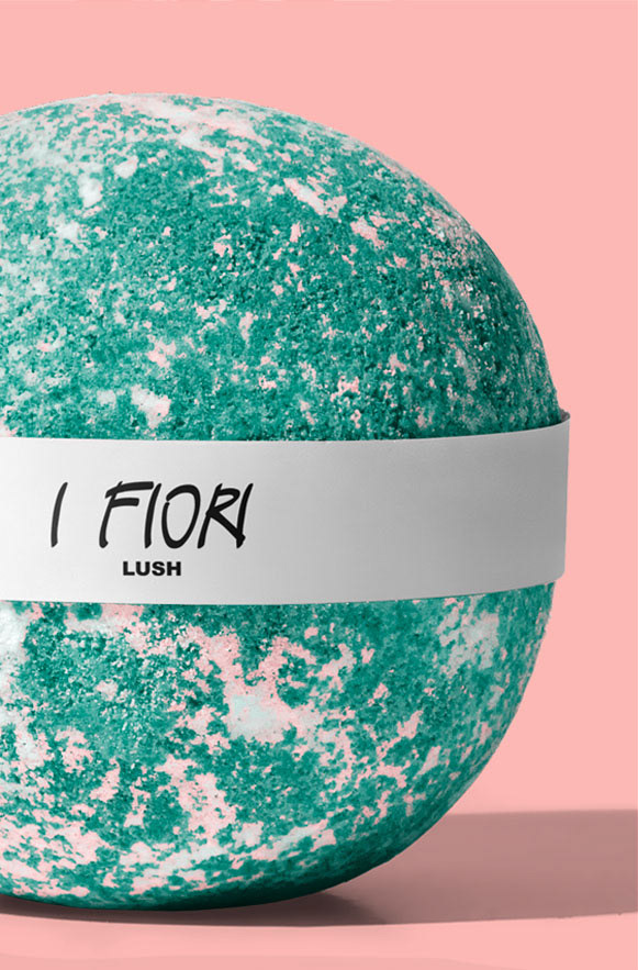 The «I fiori» bath bomb with its paper band, on pink.