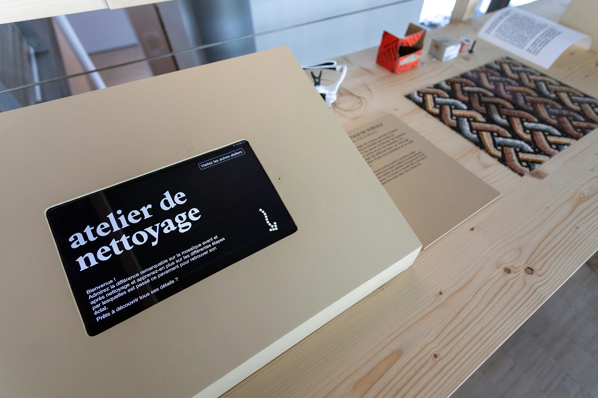 The cleaning station, «atelier de nettoyage», beside a piece of mosaic.