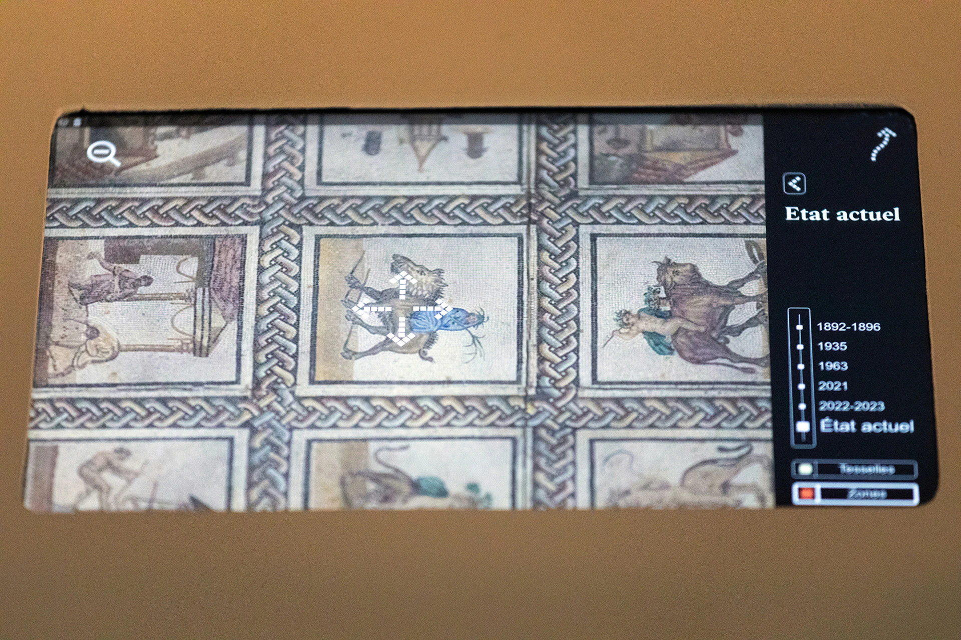 The screen of a station: a mosaic and its state over the years.