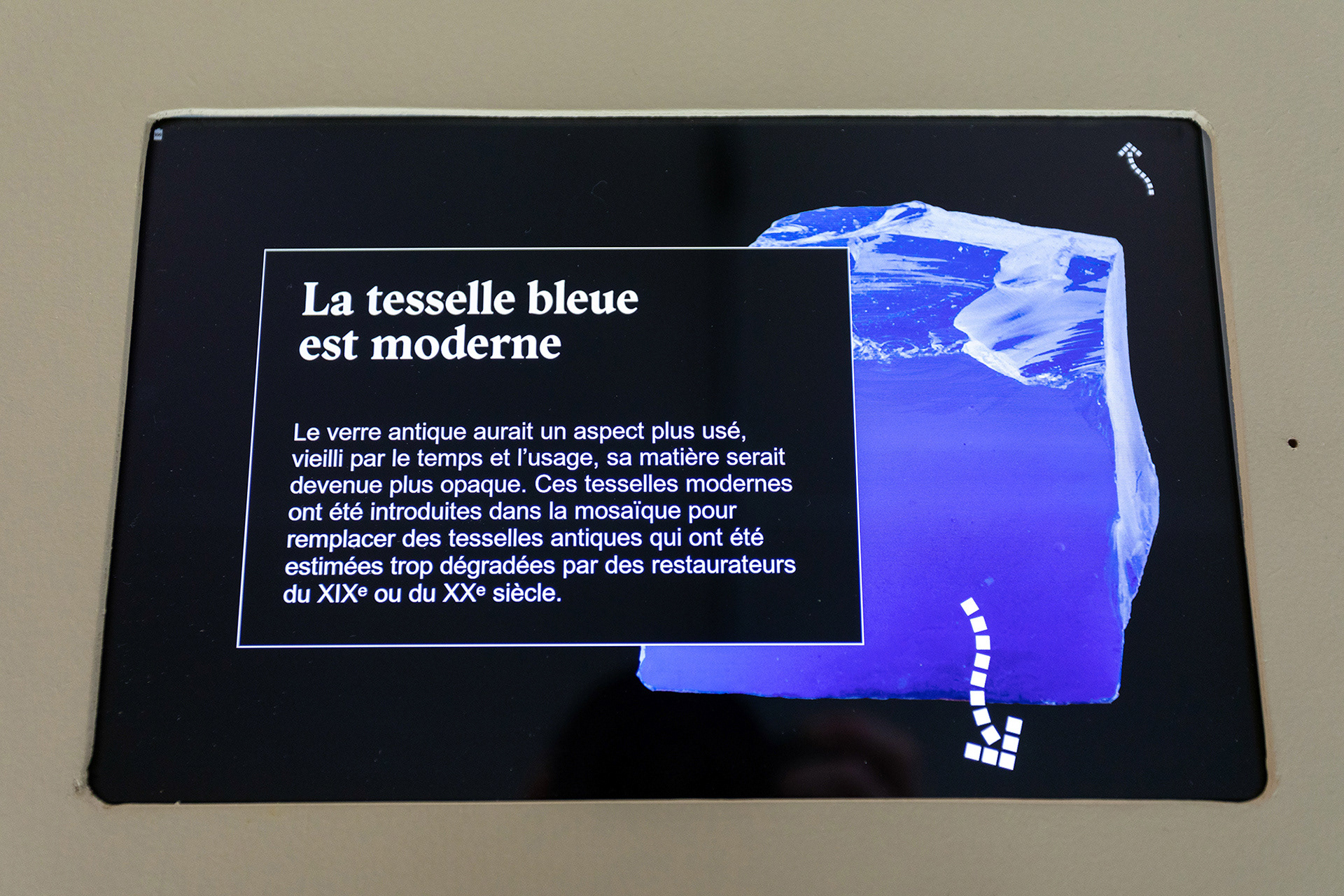The screen of a station: «La tesselle bleue est moderne».