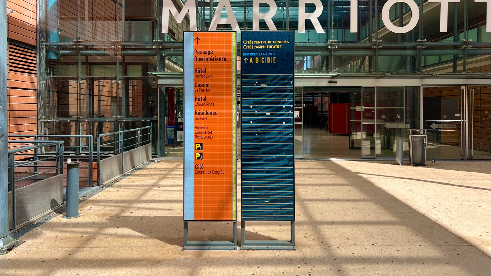 Another totem of the Cité Internationale, in front of a hotel.