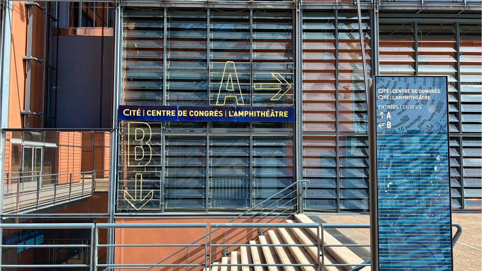 The signs of the Cité Internationale congress centre: large letters A and B with arrows.