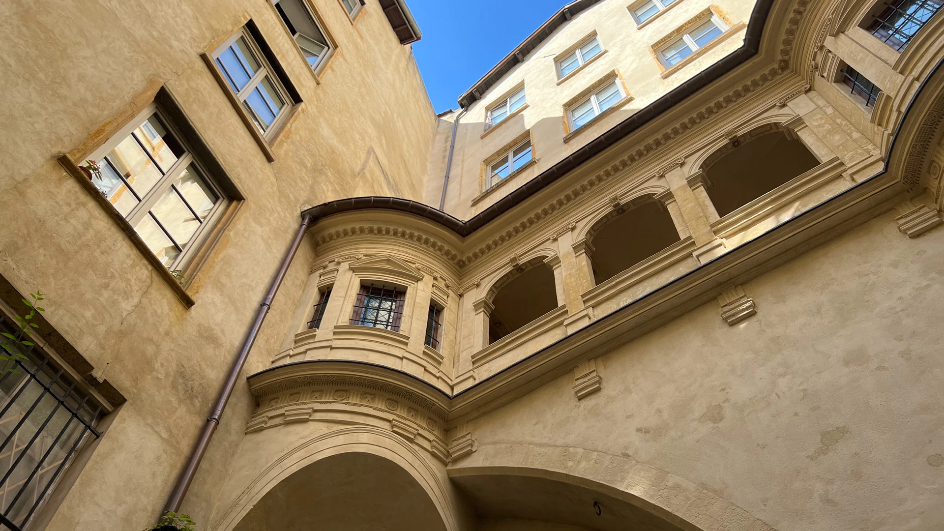 Arched galleries in a traboule courtyard.